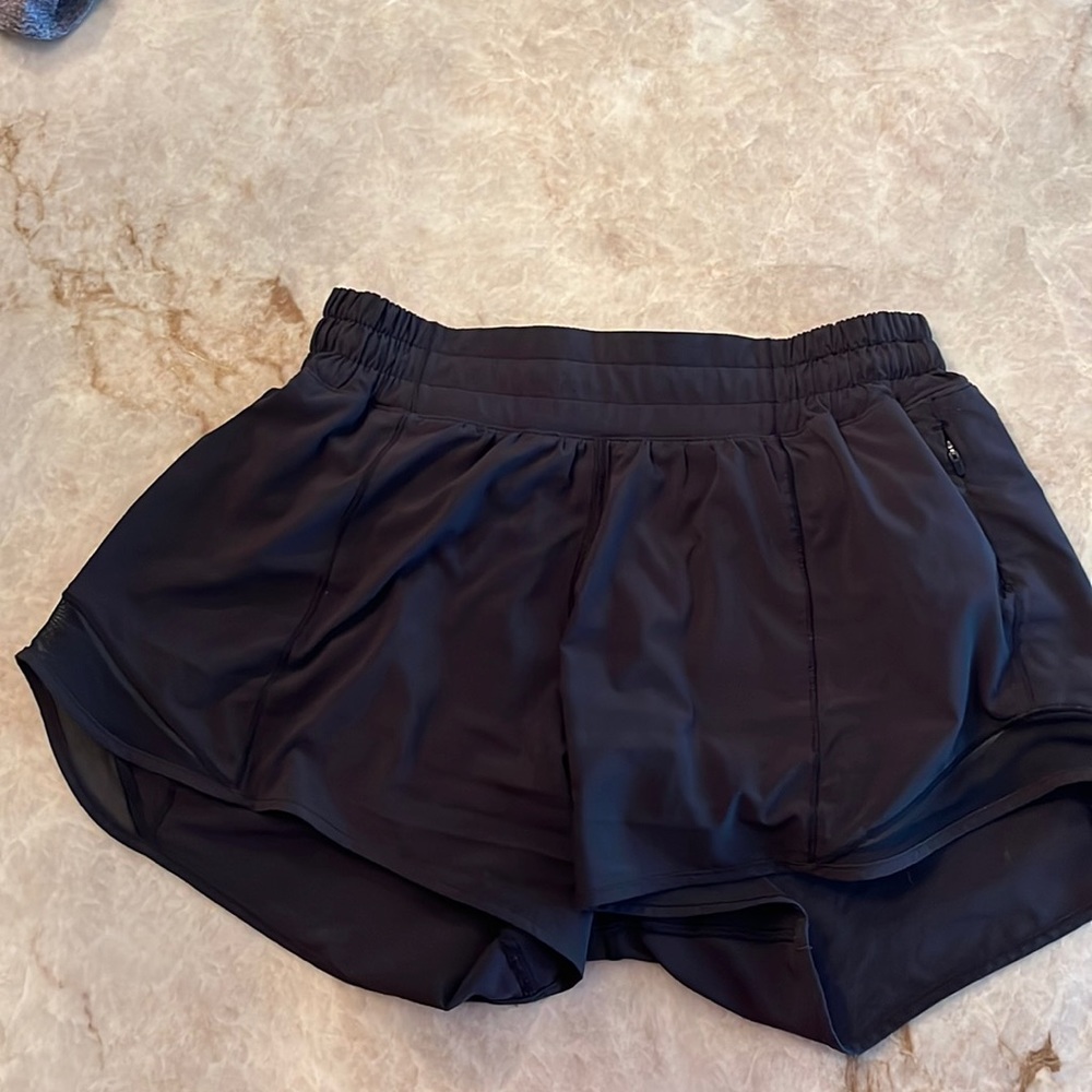Lululemon black lined hottie hots low-rise size 6  and 4 inch